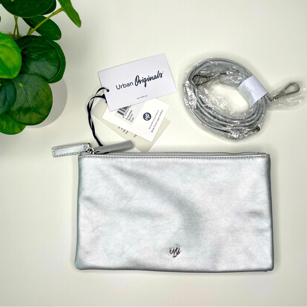 Urban Originals Vegan Leather “Enchanted” Dual Zip Crossbody Clutch Silver‎ NWT